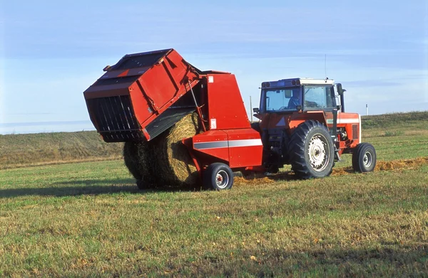 Traktor készítése a bálázzák — Stock Fotó