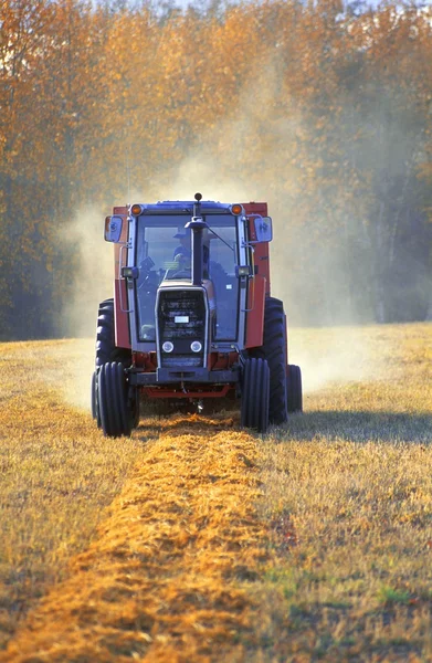 Tractor In A Field — Stock Photo, Image