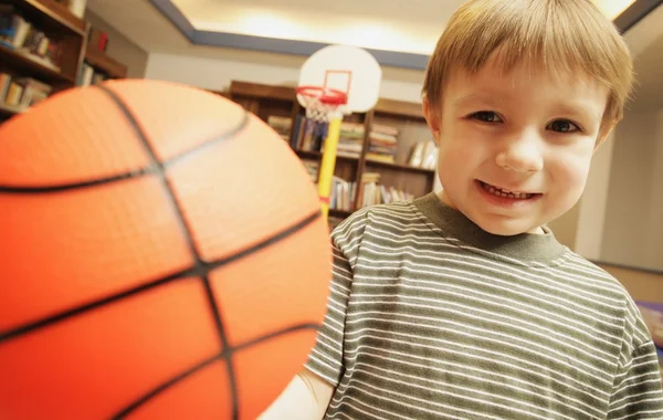 バスケット ボールと小さな男の子 — ストック写真