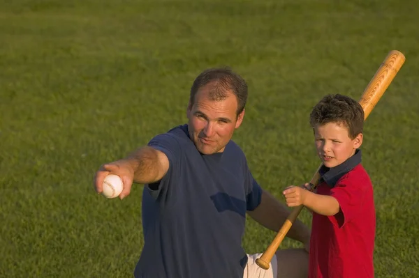 Отец и сын играют в бейсбол — стоковое фото