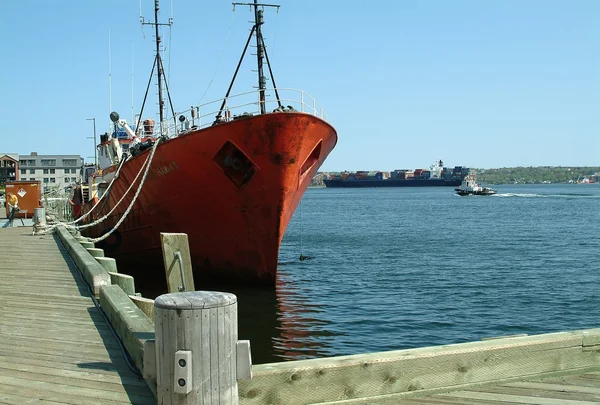 Kırmızı römorkör tekne — Stok fotoğraf