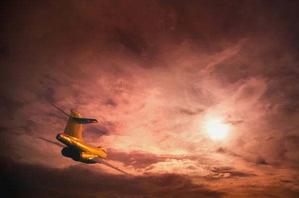 Um avião no céu — Fotografia de Stock