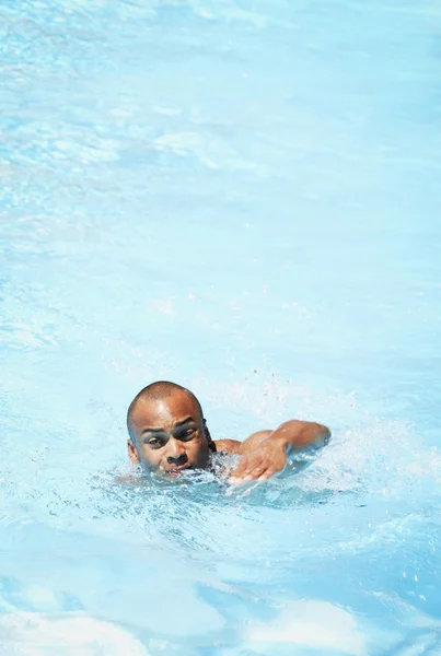 Hombre en la piscina — Foto de Stock