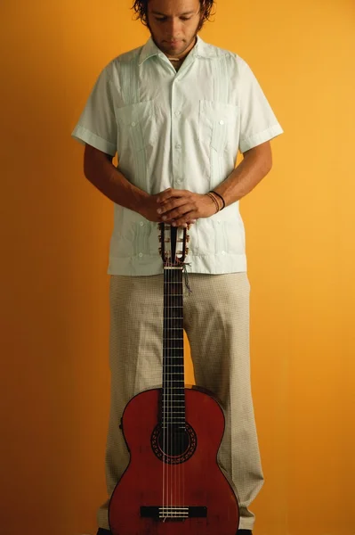 ギターを持った男 — ストック写真