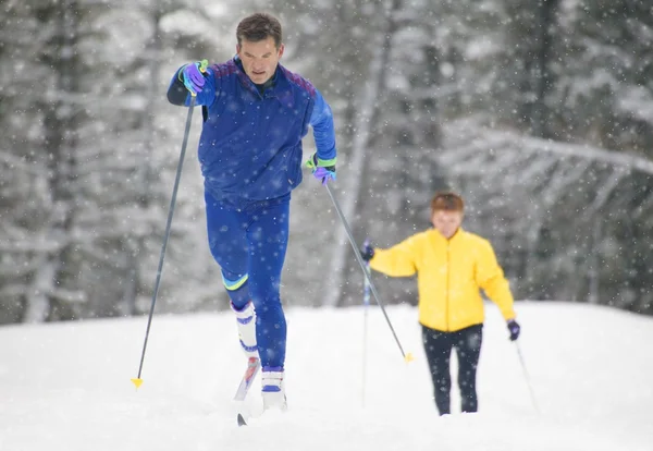 Een paar van grensoverschrijdende land skiërs — Stockfoto