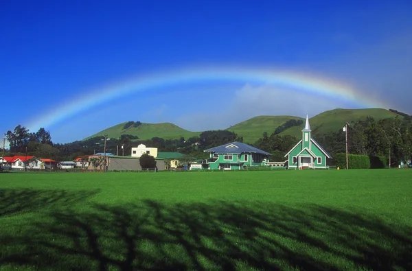 Rainbow over het dorp — Stockfoto