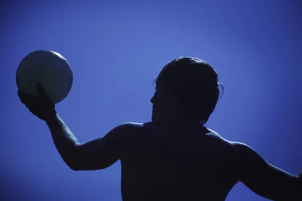 Un homme au service d'un volleyball — Photo