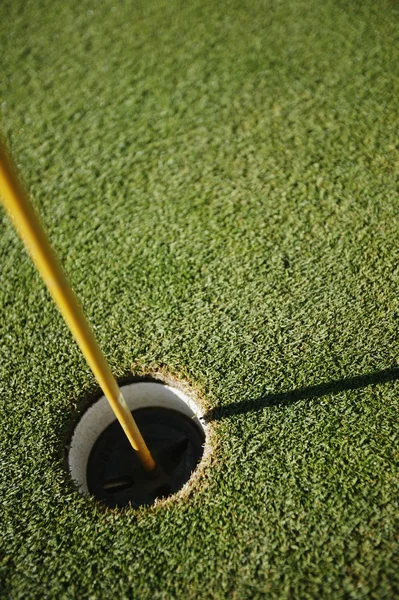 Golfboll nära pin — Stockfoto