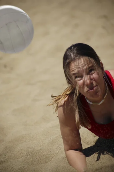 女性は浜のバレーボールを果たしています。 — ストック写真