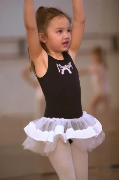 Criança praticando ballet — Fotografia de Stock