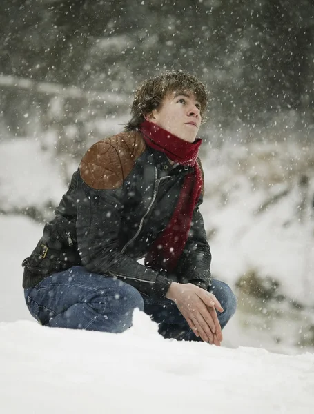 Jeune homme attendant dans la neige — Photo