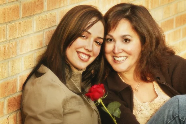 Madre e figlia condividono un momento — Foto Stock