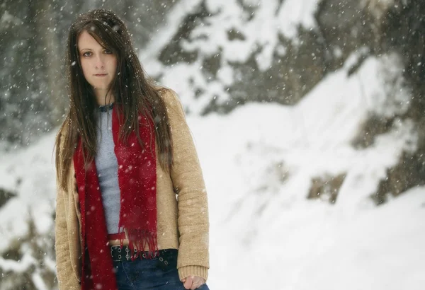 Jeune femme dans la neige — Photo