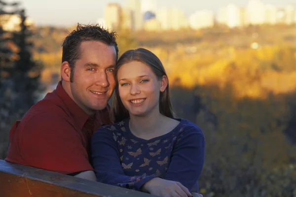 Casal em um banco de parque — Fotografia de Stock