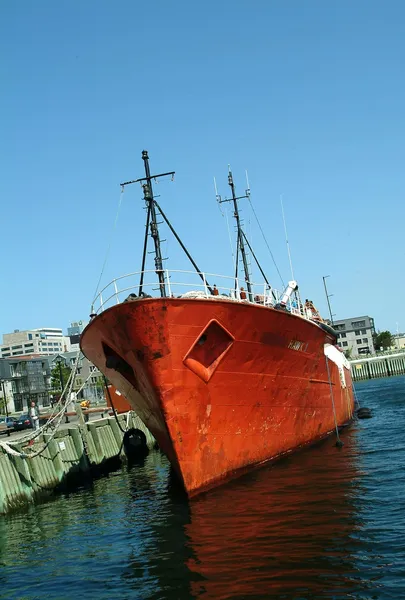 Een groot schip in de haven van — Stockfoto