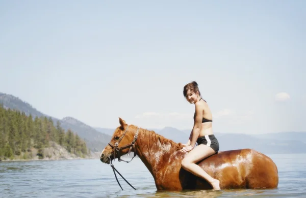 Frau auf Pferd im Wasser — Stockfoto