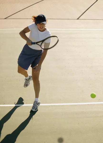 Frau spielt Tennis — Stockfoto