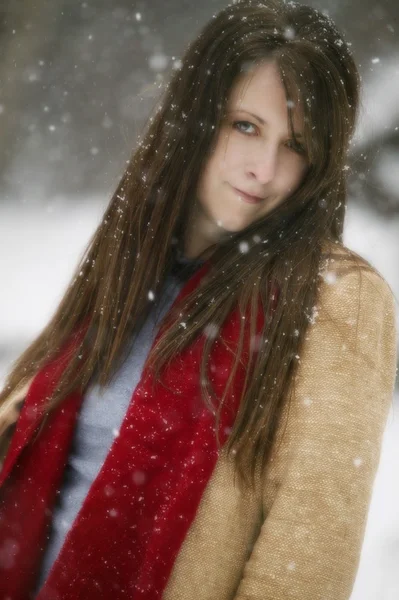 Jeune femme dans la neige — Photo