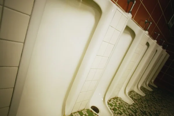 Un baño de hombres — Foto de Stock