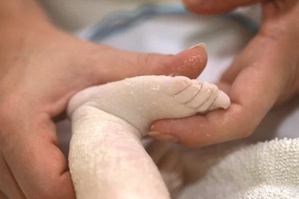 Pied nouveau-né avec maman — Photo