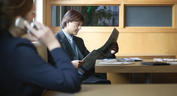 Homme et femme professionnels dans l'environnement de bureau — Photo