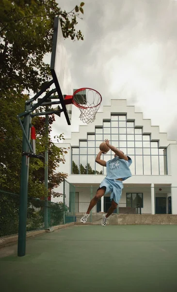 Homem joga basquete — Fotografia de Stock
