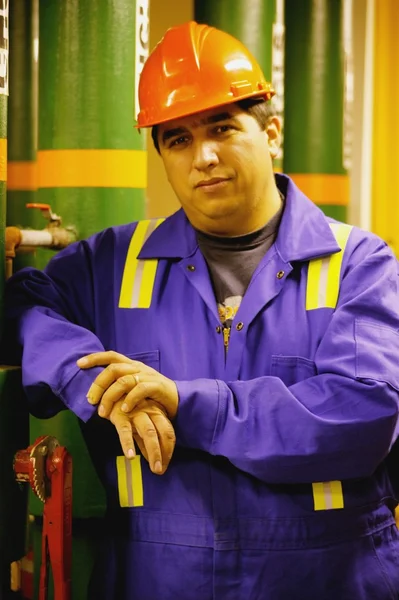 Hombre con casco de seguridad — Foto de Stock