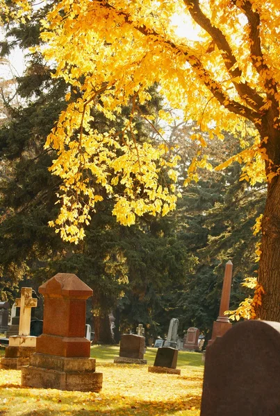 Un cementerio en otoño —  Fotos de Stock