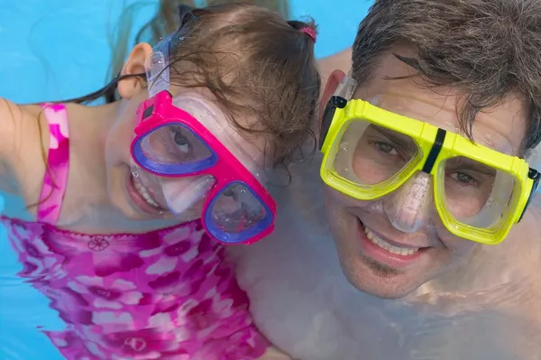 Retrato de padre e hija haciendo snorkel — Foto de Stock