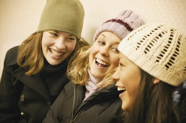 Grupp av flickor skratt — Stockfoto
