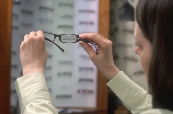 Choosing Some Glasses — Stock Photo, Image