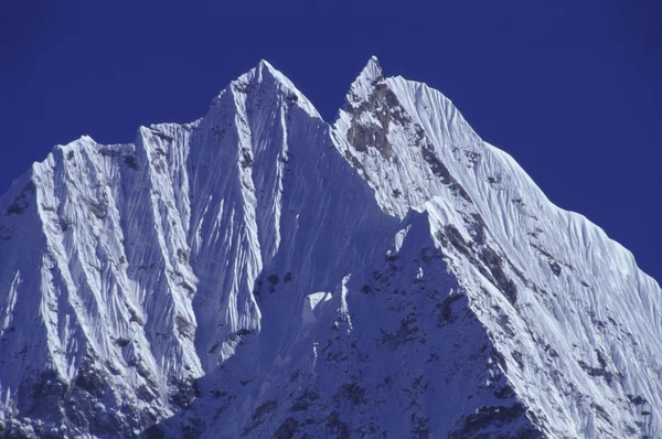 Montaña cubierta de nieve — Foto de Stock