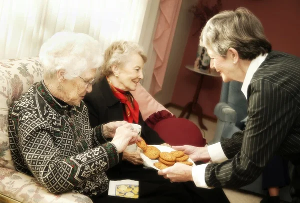 Äldre kvinnor att ha cookies — Stockfoto