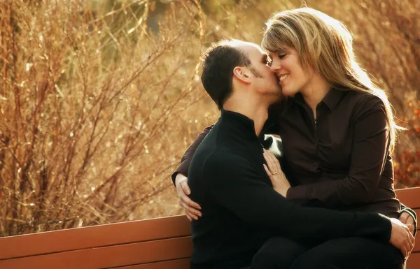 Couple Share A Bench — Stock Photo, Image