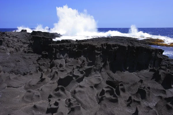 水の近くの溶岩 — ストック写真