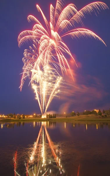 Exhibición de fuegos artificiales en el Día de Canadá Sherwood Park Alberta Canadá — Foto de Stock