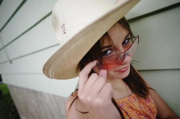 Tonåring med hatt och solglasögon — Stockfoto