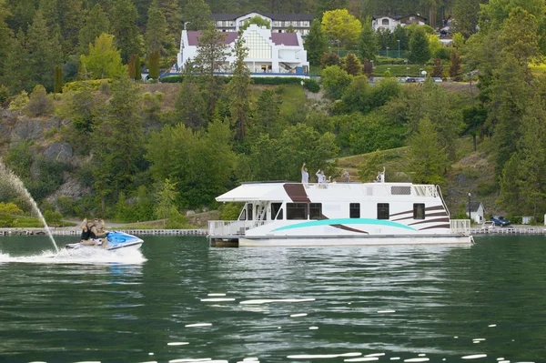 A Houseboat And A Water Toy — Stock Photo, Image