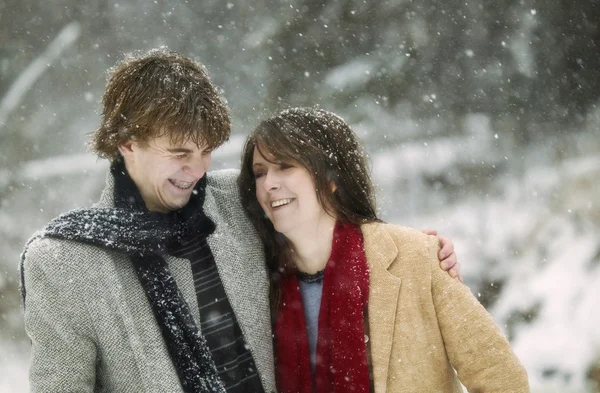 Couple étreignant dans la neige — Photo