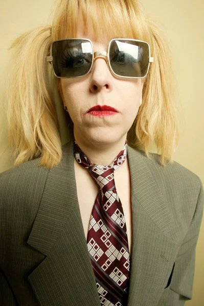 正方形のサングラスを持つ女性 — ストック写真