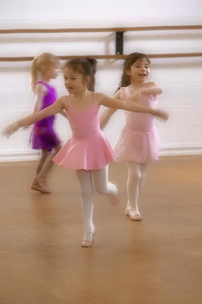 Niñas practican en clase de ballet — Foto de Stock