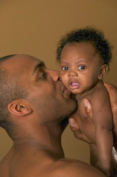 Vater hält Baby — Stockfoto