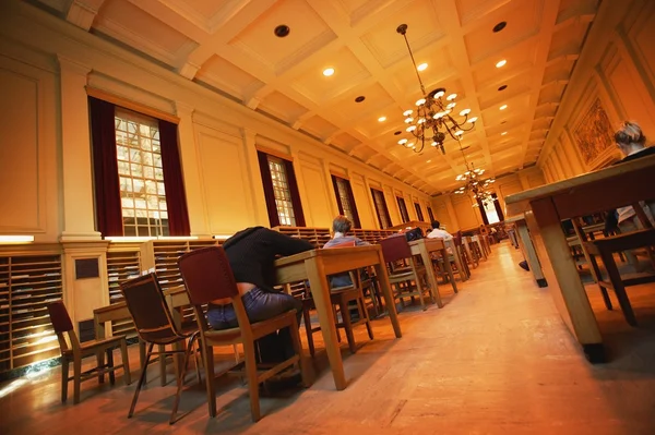 Estudante na sala de estudo dormindo — Fotografia de Stock