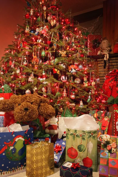 Різдвяна ялинка і подарунки — стокове фото