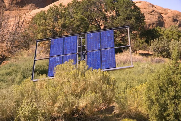 Painéis solares em Scrubland — Fotografia de Stock