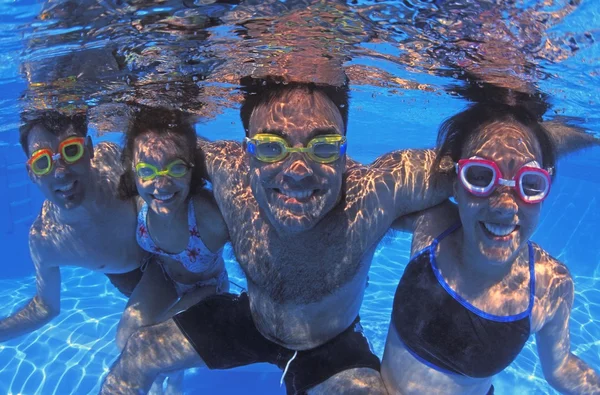 Grupo familiar en piscina —  Fotos de Stock