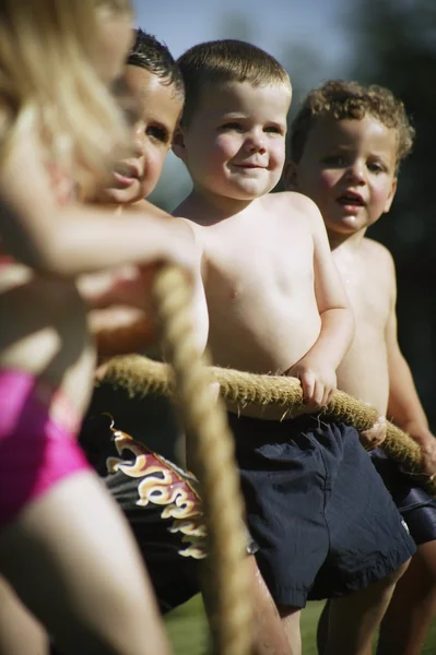 Kinder spielen Tauziehen — Stockfoto
