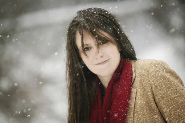 Žena stojí a padá sníh — Stock fotografie