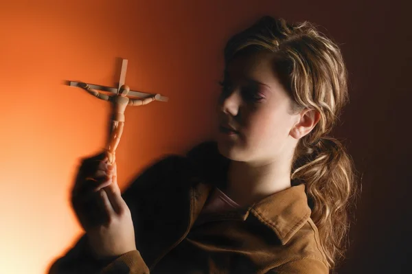 Mulher jovem com símbolo de crucificação — Fotografia de Stock