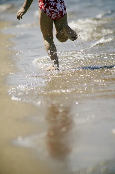 Een kind loopt op het strand — Stockfoto